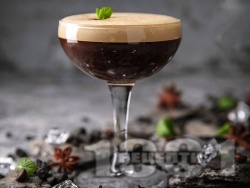 Коктейл Disaronno Darkness с ликьор амарето, коняк и кафе - снимка на рецептата Коктейл Disaronno Darkness с ликьор амарето, коняк и кафе - снимка на рецептата